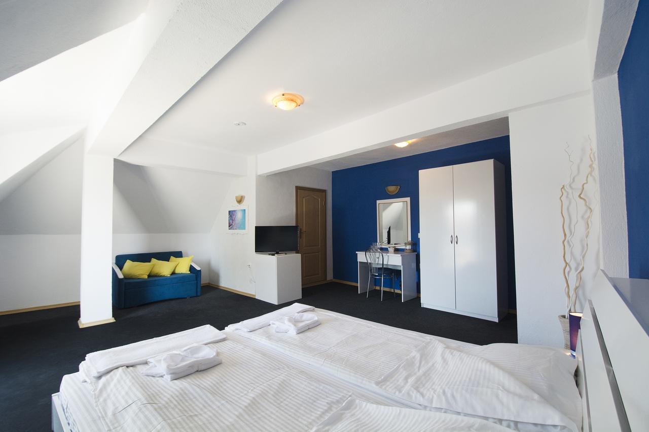 Family Hotel Four Seasons Tsarevo Esterno foto